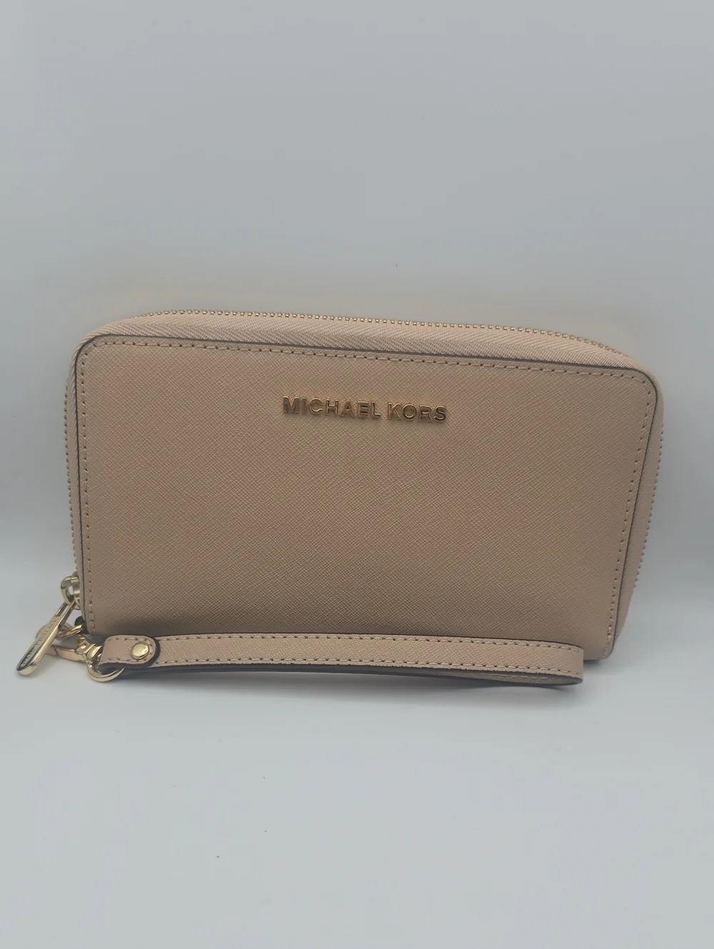 Michael Kors Beige Nude Saffiano Wristlet/Phone Holder W/ Gold Hardware (EUC)✨️